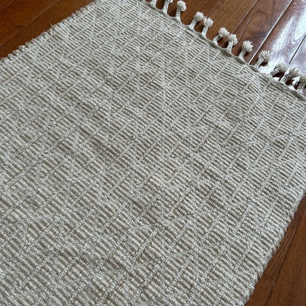 *LAST CHANCE Clearance Sale * Rug with braided tassels